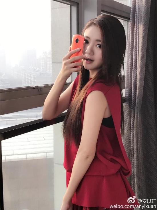 安以轩工作不忘晒美图T8自拍美照 粉丝：女神太美了！
