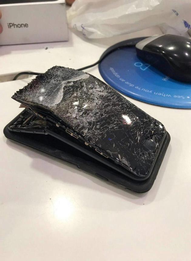 英国一男子用iPhone 7接电话时手机爆炸 手掌受伤