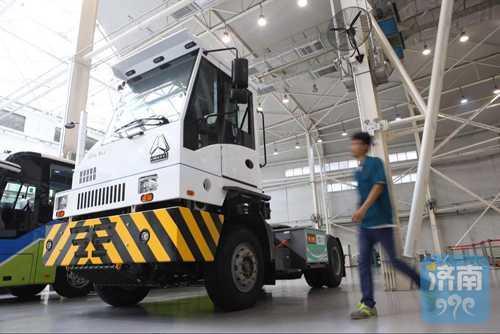 中国研发首款氢燃料码头牵引车 中国重汽制造