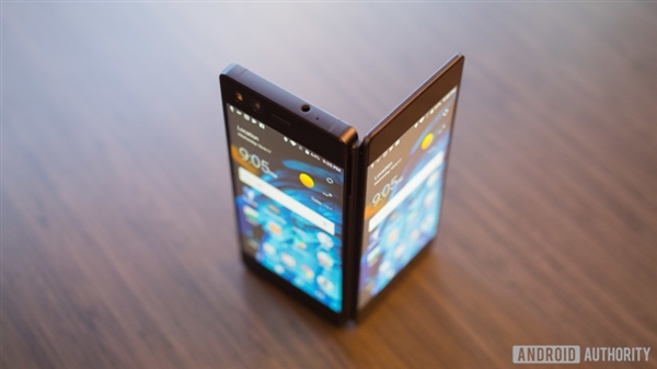 中兴双屏折叠手机AXON M宣布开卖