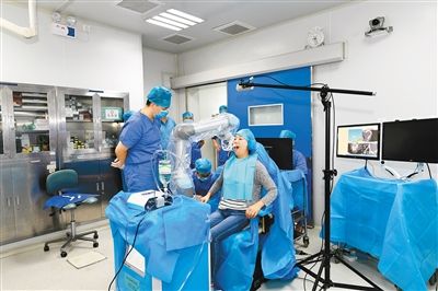 世界首台自主式种植牙手术机器人在西安亮相