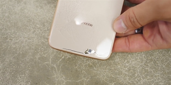 “玻璃心”iPhone 8最怕啥 不带手机壳就等着碎？