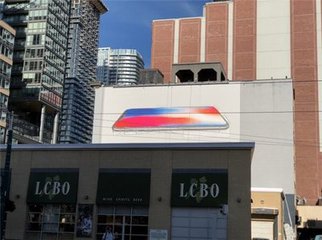 即将上市 苹果iPhone X巨型广告牌现身街头