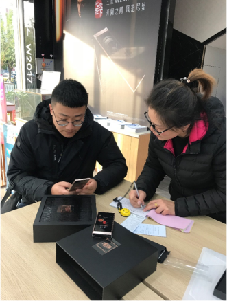 高端机皇全国开售 心系天下三星W2019一机难求