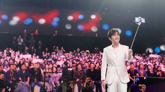 联想发布首款AI四摄手机S5 Pro  重新定义偶像级美颜自拍