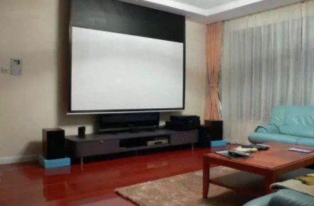 投影仪幕布究竟是选灰色还是白色的好？当贝投影告诉你！