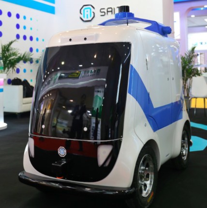 国内首款室外智能机器人亮相CHCC2019