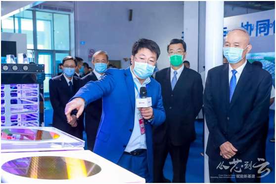 蔡奇一行参观北京科博会紫光集团展台