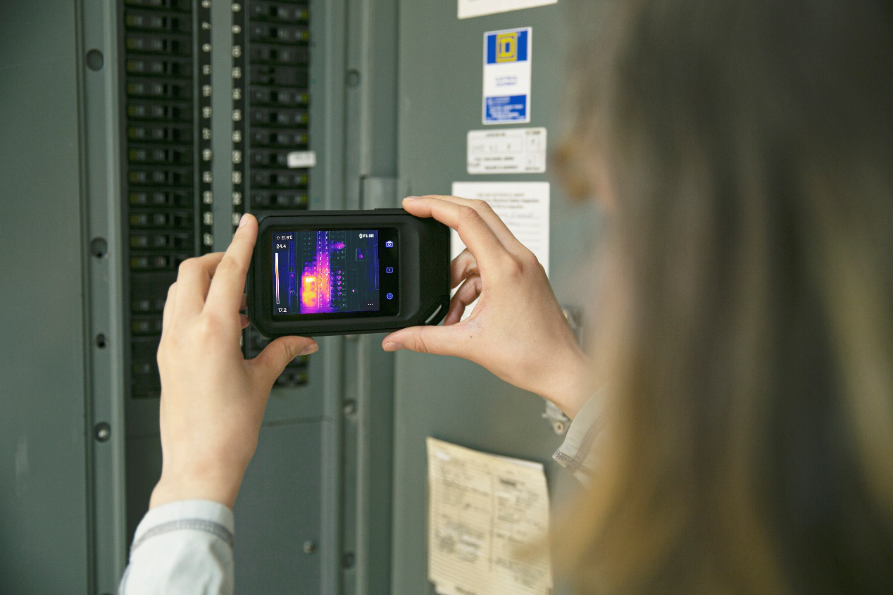 FLIR Cx红外热像仪，让配电检查快捷又安全！