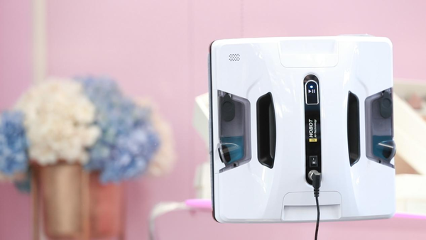玻妞HOBOT-2S全新上市 双向喷水擦窗机更洁净