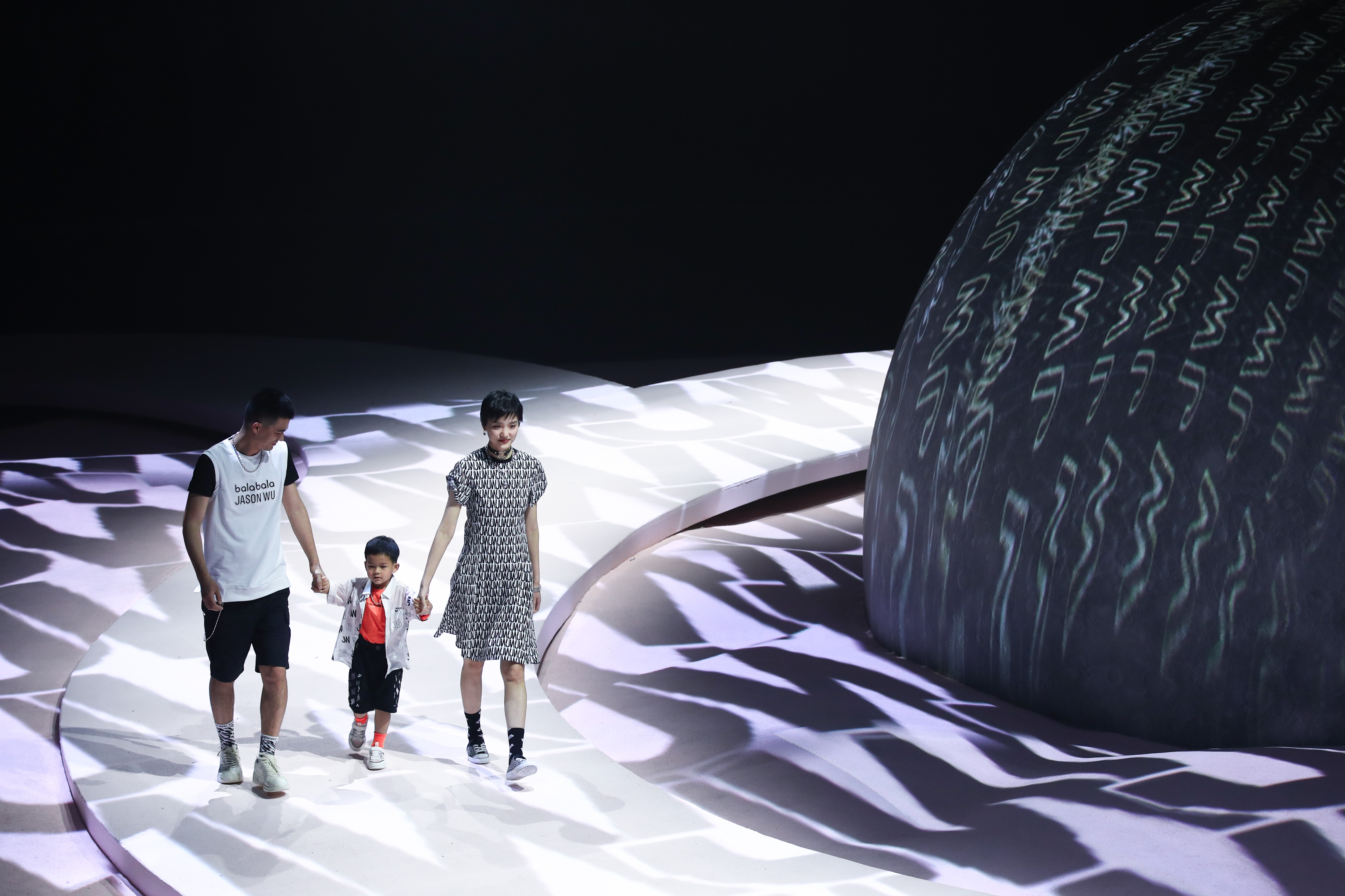 巴拉巴拉X天猫超级品牌日“梦无止境”超级大秀 全域焕新，筑梦中国童装力量