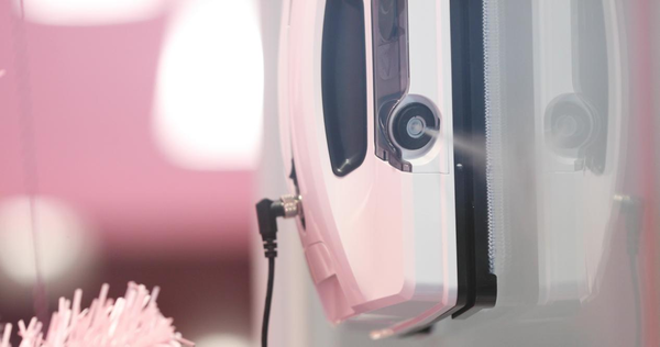 玻妞HOBOT-2S全新上市 双向喷水擦窗机更洁净