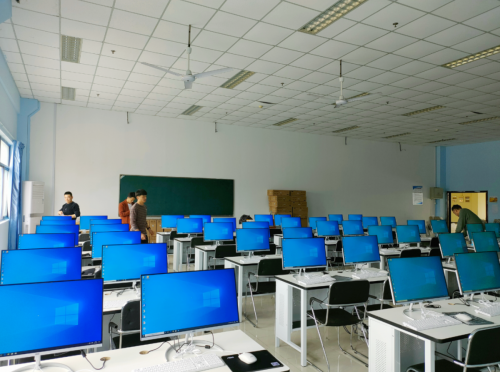 AOC一体机 | 智慧教育解决方案，助力南京光电技术技工学校