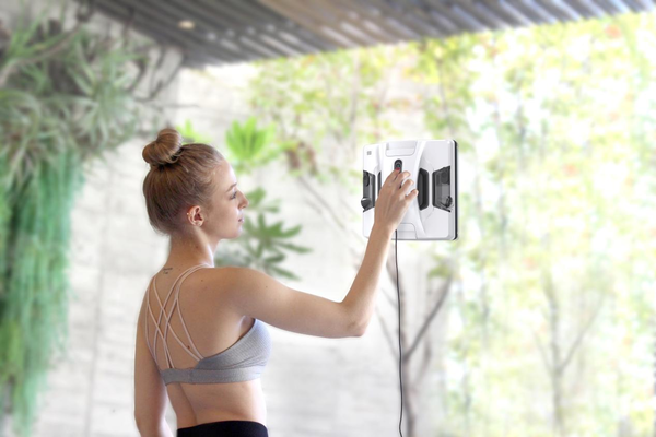 玻妞HOBOT-2S全新上市 双向喷水擦窗机更洁净