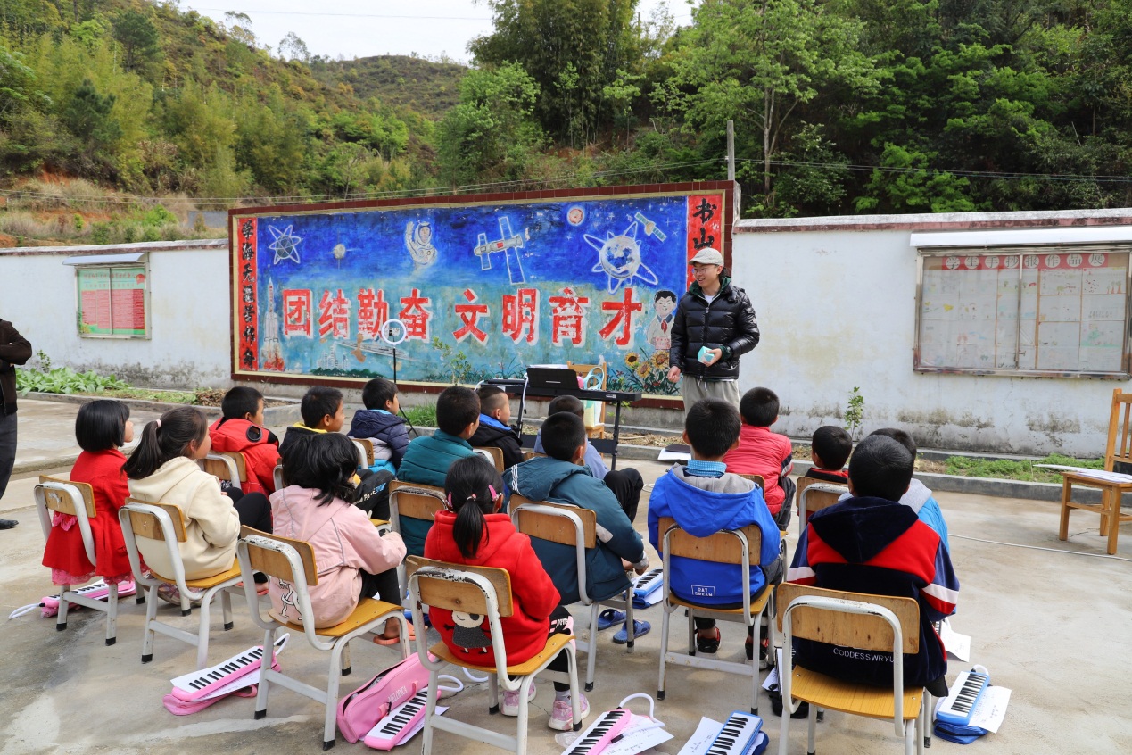 运连网关爱留守儿童  身体力行致力公益事业