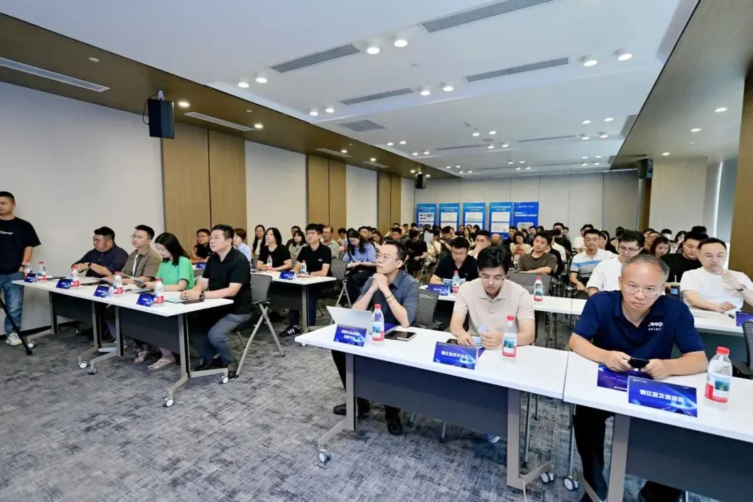 开源鸿蒙产品总量超 11.9 亿台，开发者超720万